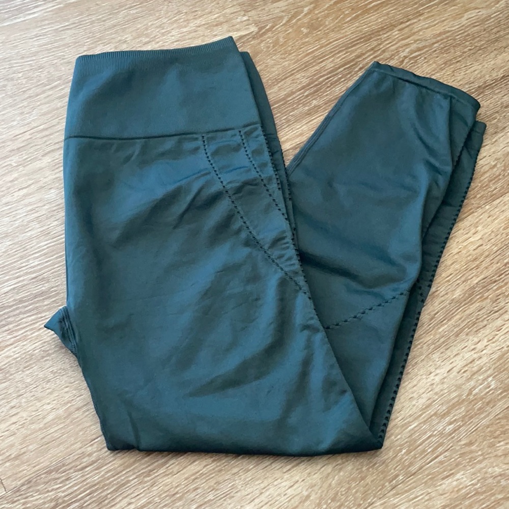 NWOT Fabletics Seamless High Waisted Statement Capri leggings